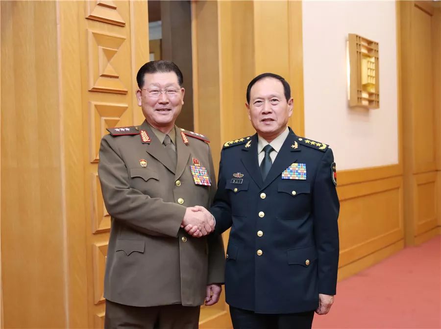 10月20日,国务委员兼国防部长魏凤和在八一大楼会见来华出席第九届北京香山论坛的朝鲜人民武力省副相金亨龙。李晓伟摄