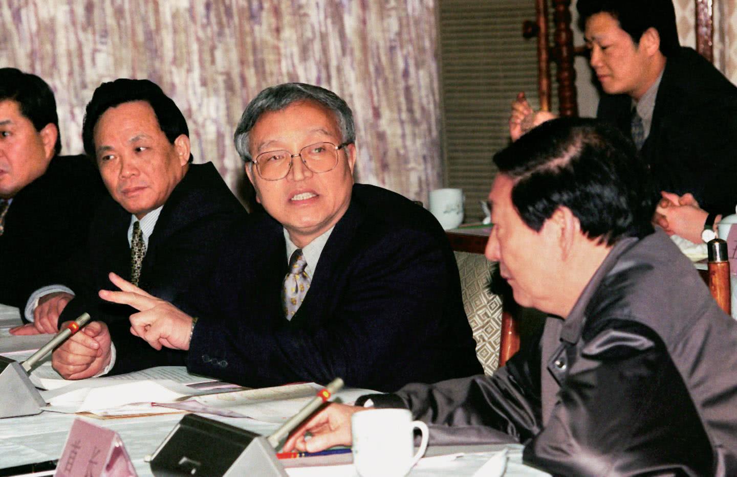 张国宝（右二）向朱镕基总理汇报有关建议。左二为国务院政策研究室副主任魏礼群。