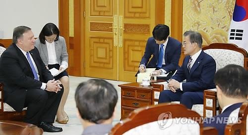 6月14日,在总统府,文在寅(右)与到访的蓬佩奥交谈。(韩联社)