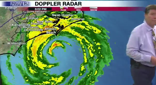 “由于直播中途水位上升，气象预报员撤离现场，电视屏幕上只留下‘佛罗伦萨’飓风的雷达图像”，截图来自推特