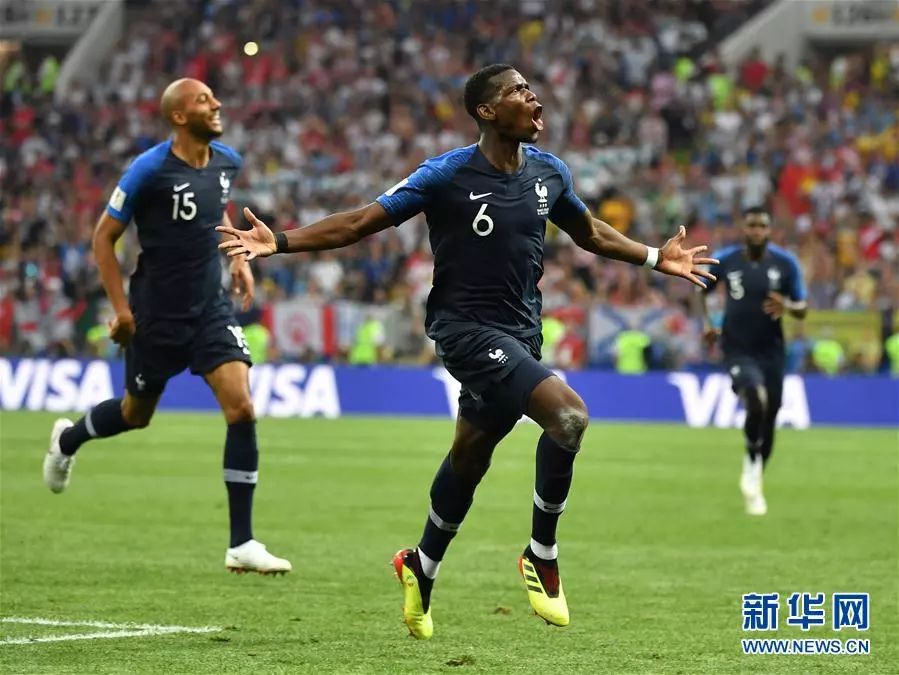 ▲7月15日，法国队球员博格巴（前）在比赛中庆祝进球。 新华社记者 李尕 摄
