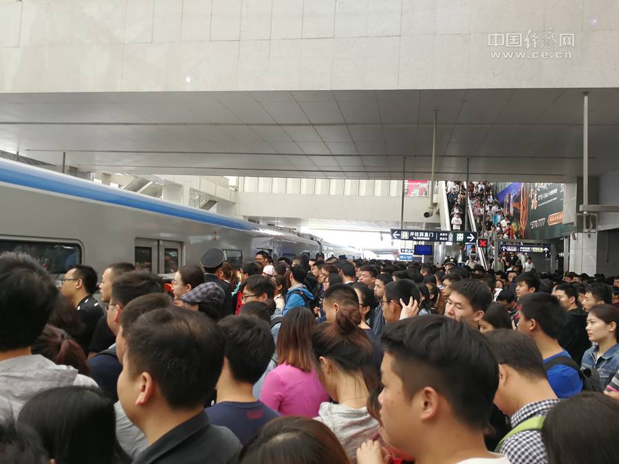 突发：北京地铁13号线西直门方向故障 大量乘客滞留