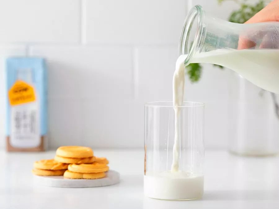 为了让孩子喝上放心的牛奶,他斥资4.6亿自建牧场