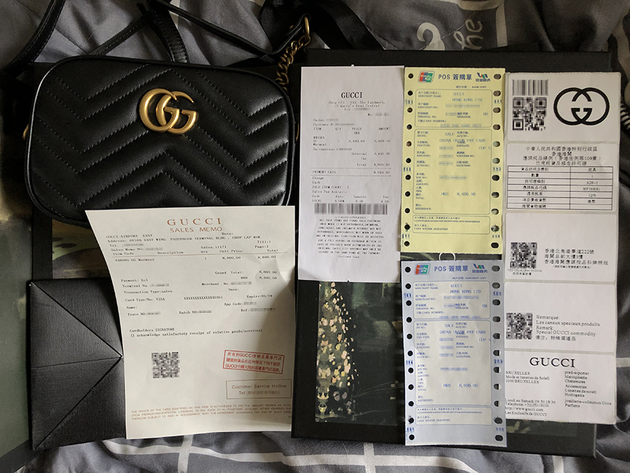3月20日上午，记者通过快递在北京收到的假冒奢侈品手包和全套的假冒票据以及快递单据。 新京报记者 吴江 摄