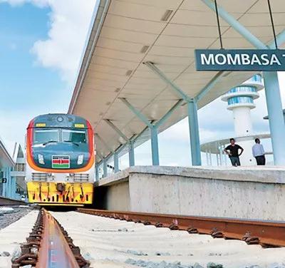 △由中国承建的蒙内铁路全长约480公里，于2017年5月通车。图为列车停靠在肯尼亚蒙内铁路蒙巴萨站。