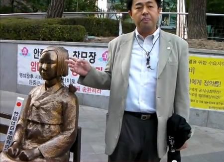 图注：日本右翼政客铃木信行贬低韩国慰安妇雕塑视频截图