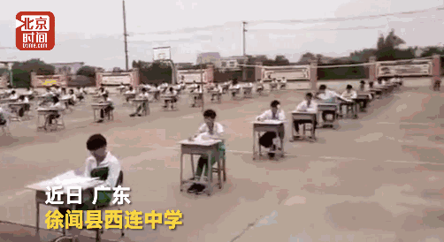 上,考生之间前后距离约1米,左右距离约3米,堪称
