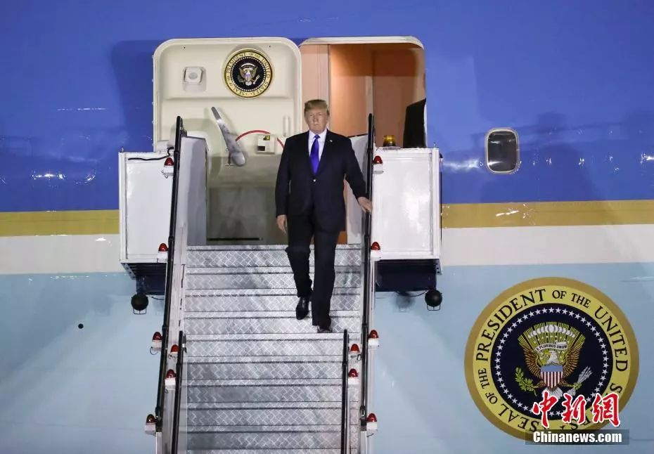  6月10日晚，美国总统特朗普乘坐“空军一号”专机抵达新加坡巴耶利峇空军基地。摄影/本刊记者 刘震