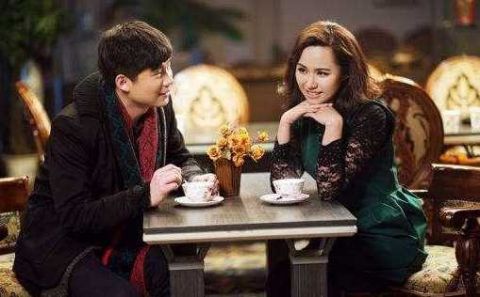 第一次见面,如何判断女孩喜欢不喜欢自己?从这