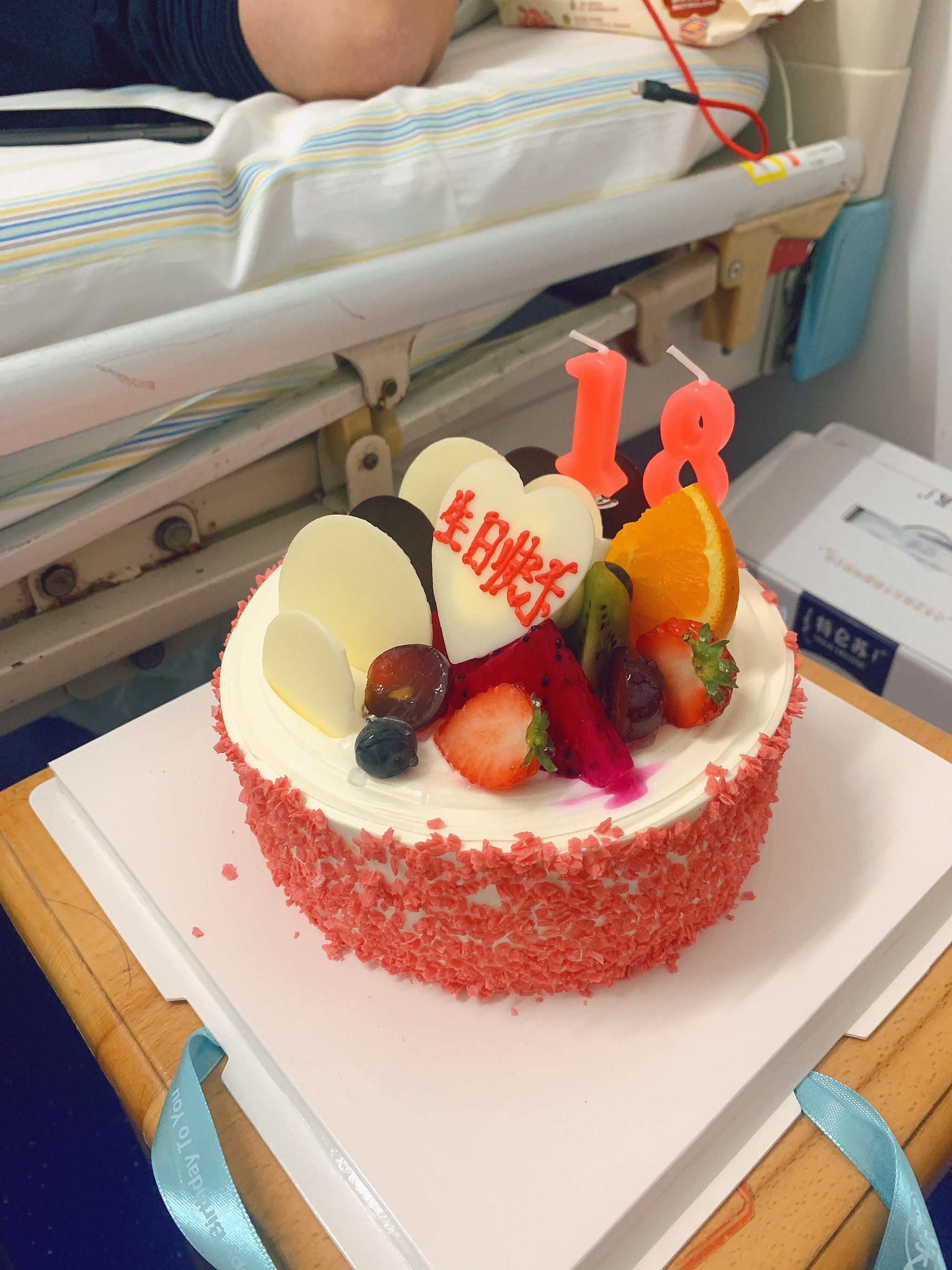  确诊新冠肺炎后，江帆和妻子在病房里过了生日。本文图均为受访者提供