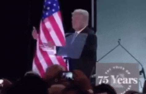 特朗普和小朋友一起画美国国旗 出了个大糗