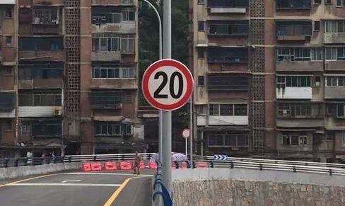 “喂,110嗎?我被持刀搶劫了!兩個(gè)人搶走了我1000元錢。”