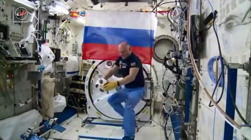 俄宇航员在国际空间站踢球。（图片来源：俄航天集团视频截图）