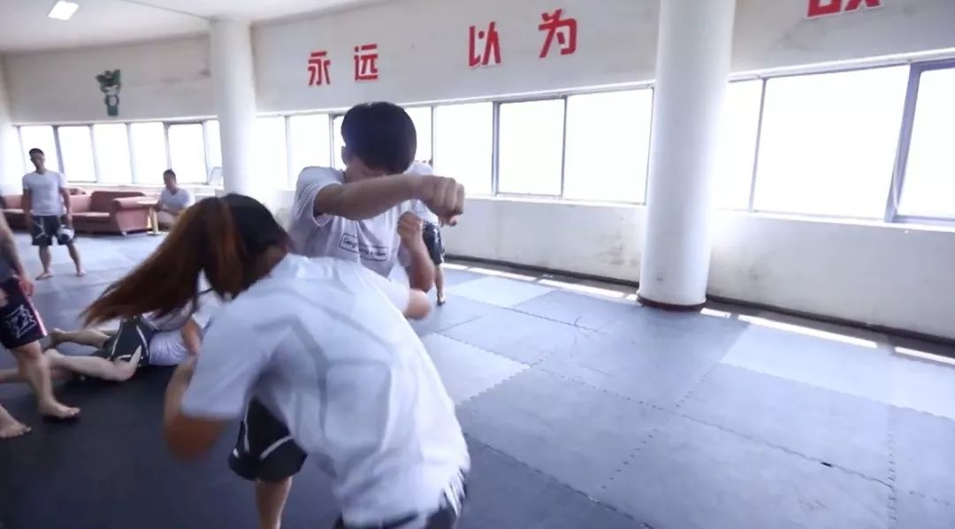 看到这群摸爬滚打的中国女孩 海外网友说:太酷