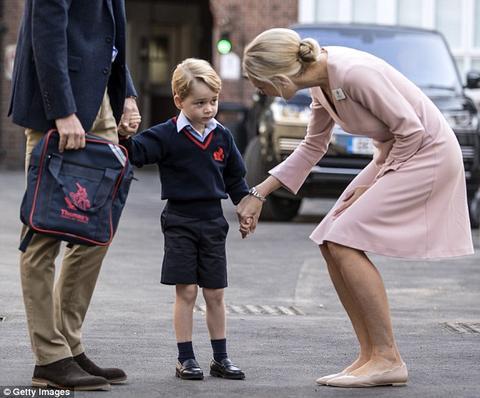 去年9月7日，乔治在父亲威廉和老师的陪同下一起走进学校。（图源：《每日邮报》）