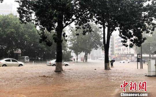 大连遭暴雨袭击 海陆空交通受阻。　朴峰　摄