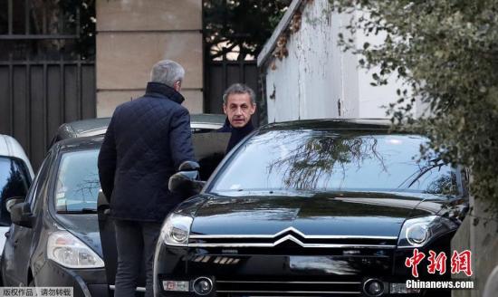 资料图：法国前总统尼古拉&middot;萨科齐准备乘车离开家。