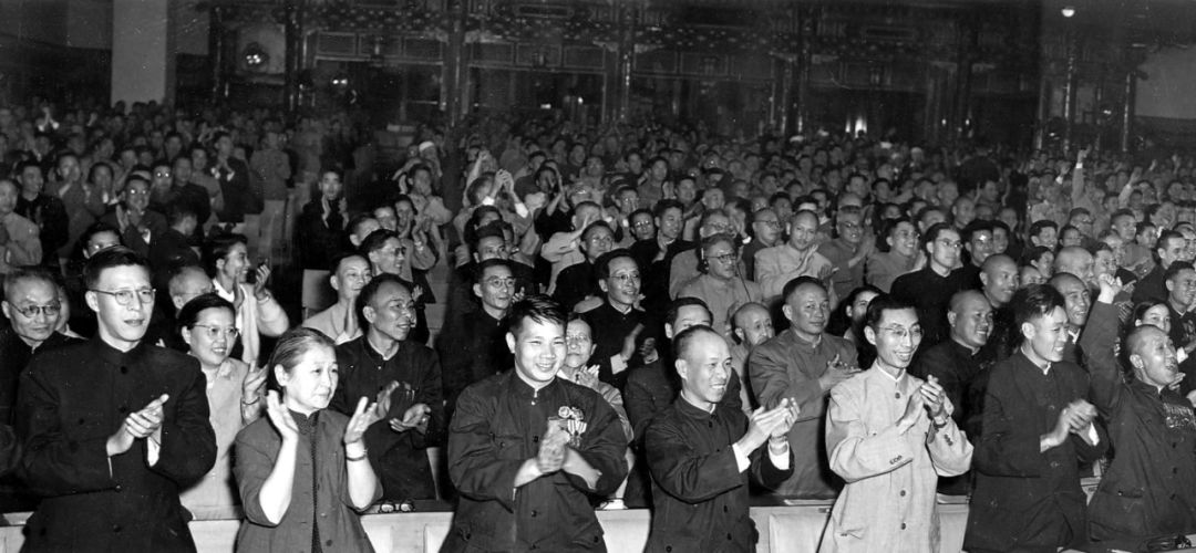1954年9月20日，第一届全国人大一次会议通过《中华人民共和国宪法》。图为报告投票表决结果时，全体代表起立热烈鼓掌（资料照片）。新华社发