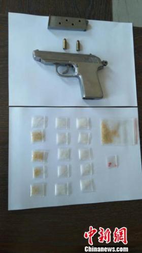 长春市警方缴获的64式手枪与冰毒 柴家权 摄