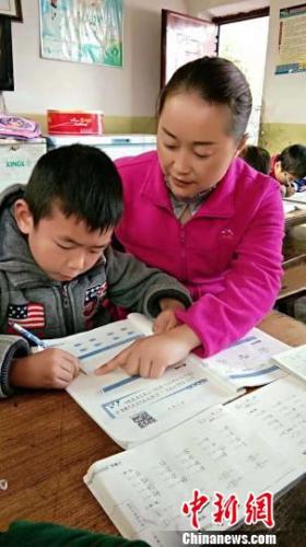 张蓉辅导学生学习。 钟欣 摄 张蓉辅导学生学习。 钟欣 摄