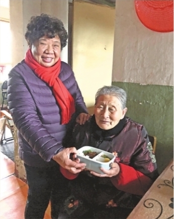 63岁老人给90岁邻居送饭:你为我带过娃我给你养老