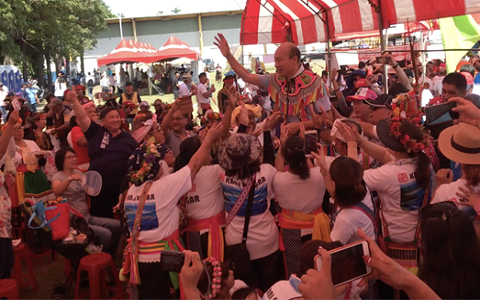 台湾少数民族暴动式欢迎 丰年祭仿佛韩国瑜造