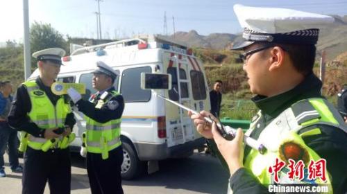 資料圖:青海交警直播執法全過程。 張海雯 攝
