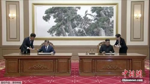 当地时间9月19日上午,朝鲜最高领导人金正恩和韩国总统文在寅举行第三次会晤的第二轮首脑会谈。会谈结束后,双方签署“9月平壤共同宣言”。(视频截图)