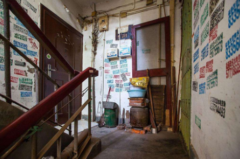 1523980973393031465.png 现实中很多业主拖欠物业费的理由多为物业服务质量不过关、收费不合理、缺乏服务意识。图为某居民楼楼道杂乱的一角。 资料图