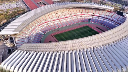 阳光下的济南奥体中心鲁能大球场