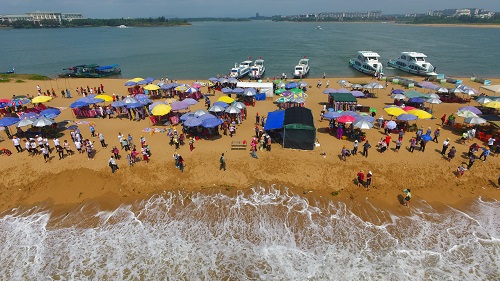 资料图片：4月21日，游人在海南博鳌玉带滩旅游。新华社发