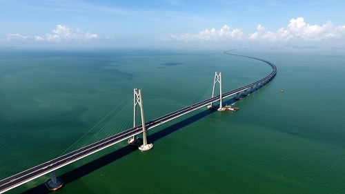 港珠澳大桥上的“中国结”造型桥塔 新华社记者 梁旭 摄