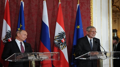 6月5日，在奥地利维也纳总统府，俄罗斯总统普京（左）和奥地利总统范德贝伦出席新闻发布会。新华社记者 刘向 摄