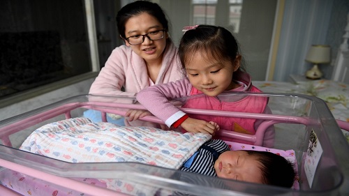 2017年12月8日，二宝妈妈贺馨在合肥市经开区芙蓉社区一家月子中心“坐月子”（12月2日摄）。新华社记者 刘军喜 摄