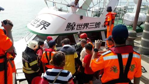 游客惊魂未定,一人脱水送医。 (图:台湾《中时电子报》/台湾搜救中心 提供)