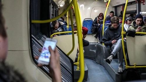 资料图片：乘公交时使用手提电话已成为不少乘客的习惯。（英国广播公司网站）