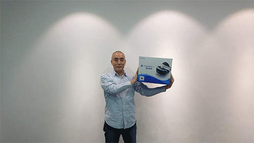 添田武人展示PS VR,GIF引用自微博