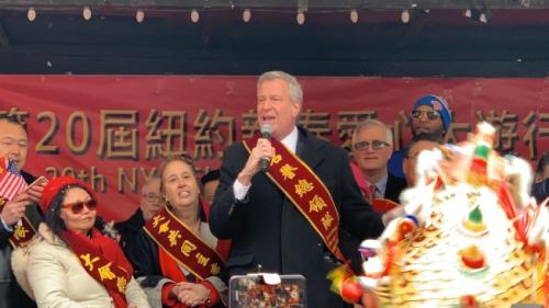 首次参加华埠春节游行的白思豪表示，农历新年是纽约市最重要的节日之一。（美国《世界日报》记者 和钊宇 摄）