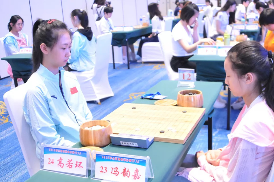个人赛王泽锦击败陈梓健 於之莹芮乃伟吴依铭告捷