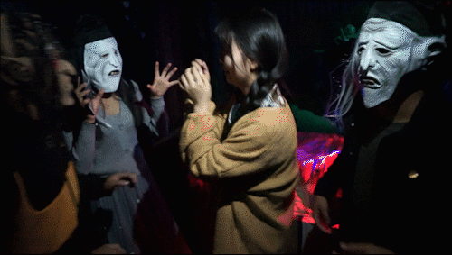 只能抱头求饶小姐姐想逃都没办法小分队直接发动群体攻击嘿,他们终于