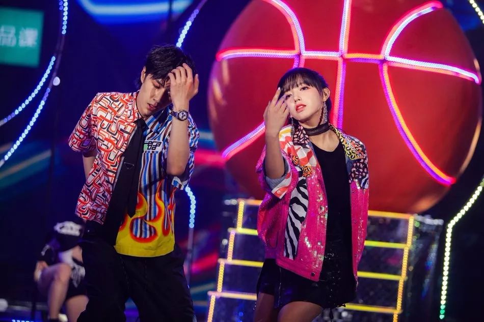 火箭少女101出道首秀遭遇假唱质疑,王思聪却唯