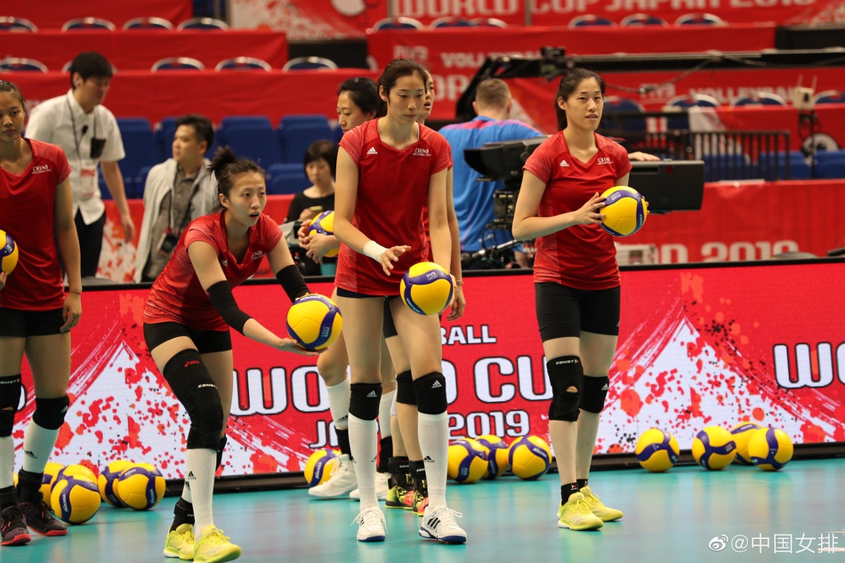 现场|练足四个小时,汗水满地,中国女排踏上世界杯卫冕路