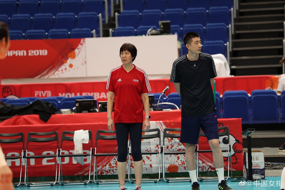 现场|练足四个小时,汗水满地,中国女排踏上世界杯卫冕路