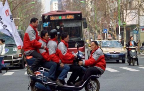 一组摩托车超载的照片 最多一辆坐了18个人