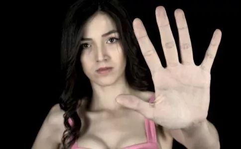 女人手心老出汗 当心是这6个原因。