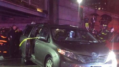 廂型車衝上科西街市場人行道。(圖片來源:美國《世界日報》 記者 張筠/攝影)