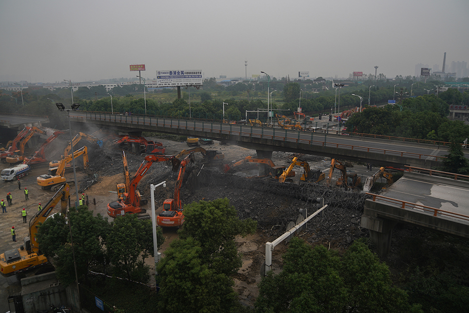 2019年10月11日，江苏无锡高架桥侧翻事故现场的清理工作进行中。  视觉中国 图
