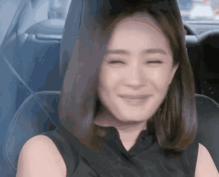 34岁戚薇身穿运动套装撞衫杨幂,但两位都是带货女王这次该听谁的