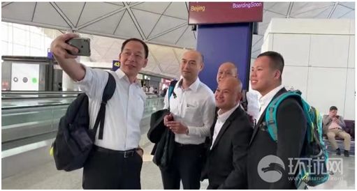  29日早，香港国际机场，刘Sir与警队同事们准备乘坐飞机前往北京。赵觉珵/摄