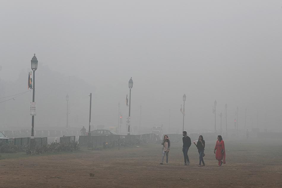 雾霾笼罩下的印度新德里:学校停课,航班大面积